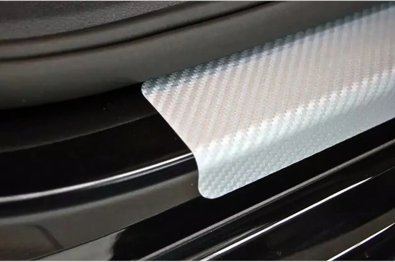 Einstiegsleisten Schutzfolien für MAZDA 2 (IV) XP21 (BJ 2022–) aus PVC 3D Schutzfolie Carbon silber - MAZDA 2 (IV) XP21 Einstiegsleisten für ...
