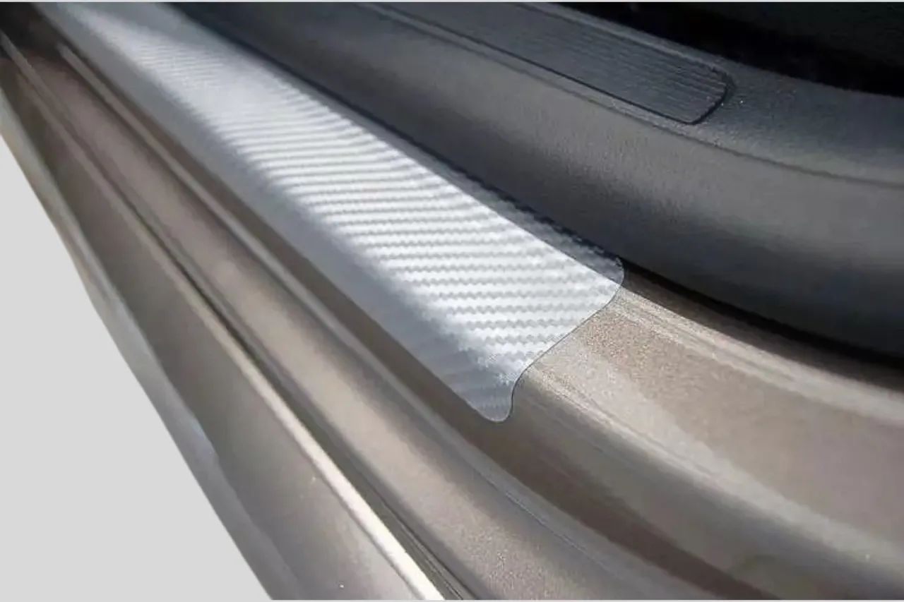 Einstiegsleisten Schutzfolien für MAZDA 2 (IV) XP21 (BJ 2022–) aus PVC 3D Schutzfolie Carbon silber - MAZDA 2 (IV) XP21 Einstiegsschutz – ...