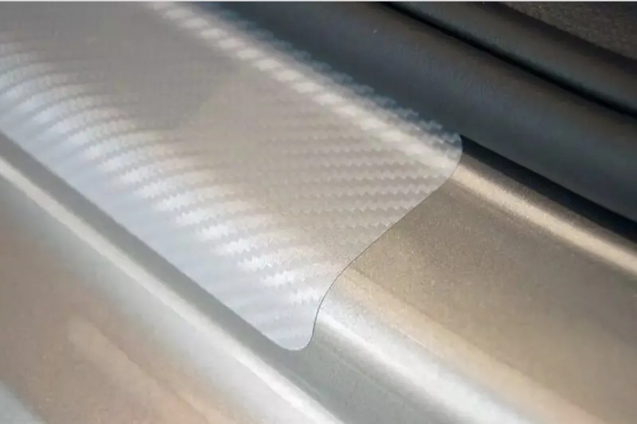 Einstiegsleisten Schutzfolien für MAZDA 2 (IV) XP21 (BJ 2022–) aus PVC 3D Schutzfolie Carbon silber - MAZDA 2 (IV) XP21 Einstiegs-Kantenschutz ...