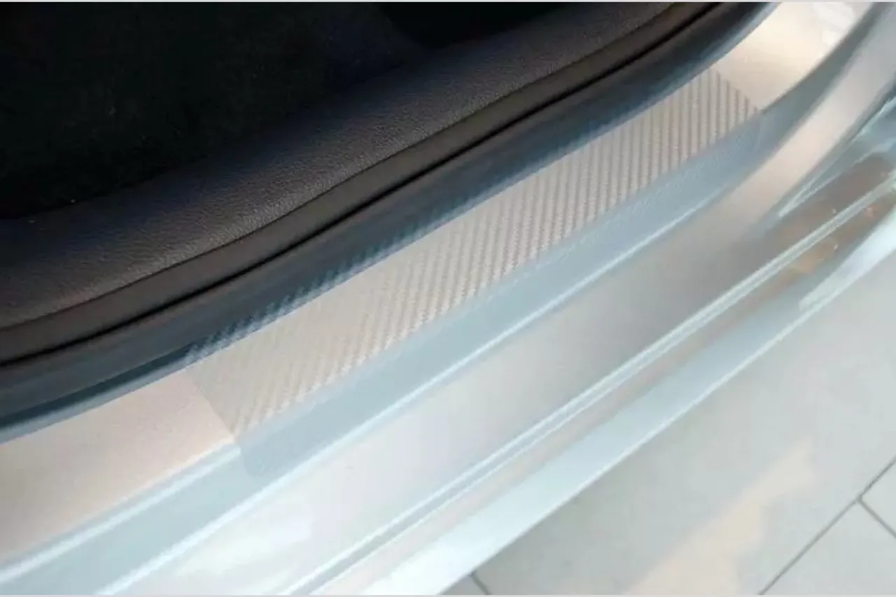 Einstiegsleisten Schutzfolien für MAZDA 2 (IV) XP21 (BJ 2022–) aus PVC 3D Schutzfolie Carbon silber - MAZDA 2 (IV) XP21 Einstiegs-Kantenschutz ...