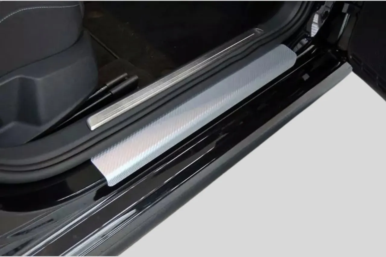 Einstiegsleisten Schutzfolien für MAZDA 2 (IV) XP21 (BJ 2022–) aus PVC 3D Schutzfolie Carbon silber - MAZDA 2 (IV) XP21 Schutz für Einstiege silber
