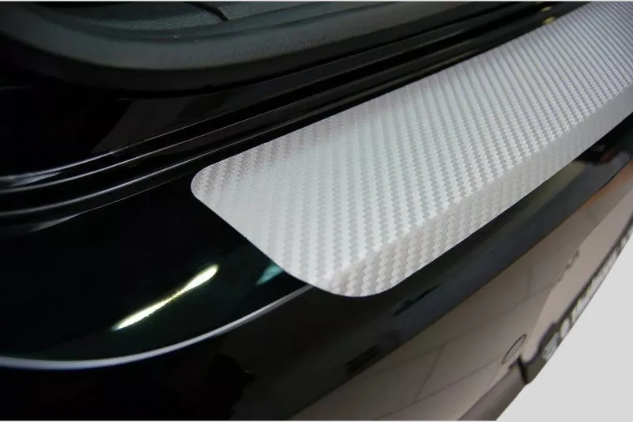 Ladekantenschutz für SKODA ENYAQ iV (BJ 2020–) aus PVC 3D Schutzfolie Carbon silber - SKODA ENYAQ iV Kantenschutzfolie – 3D-Carbon silber
