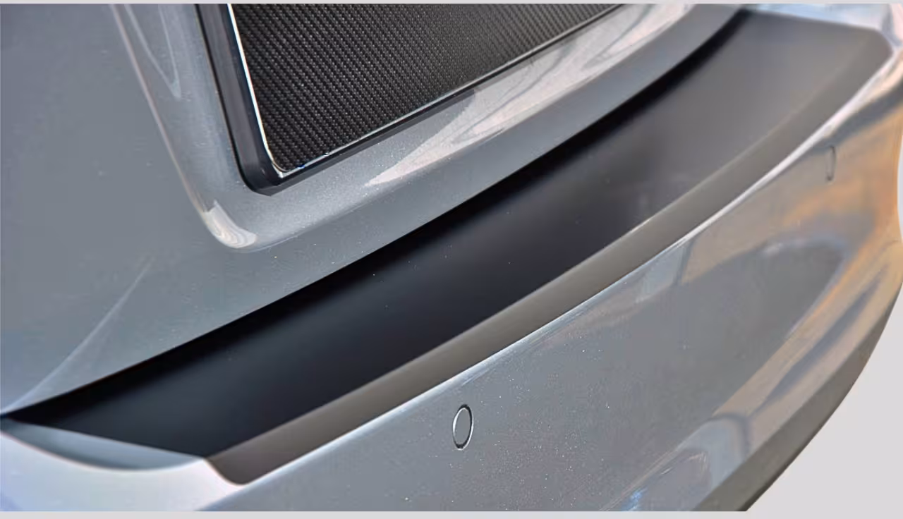 Ladekantenschutz für SKODA ENYAQ iV (BJ 2020–) aus PVC–Schutzfolie, schwarz matt - SKODA ENYAQ iV Kantenschutzfolie Gesamtansicht, schwarz matt