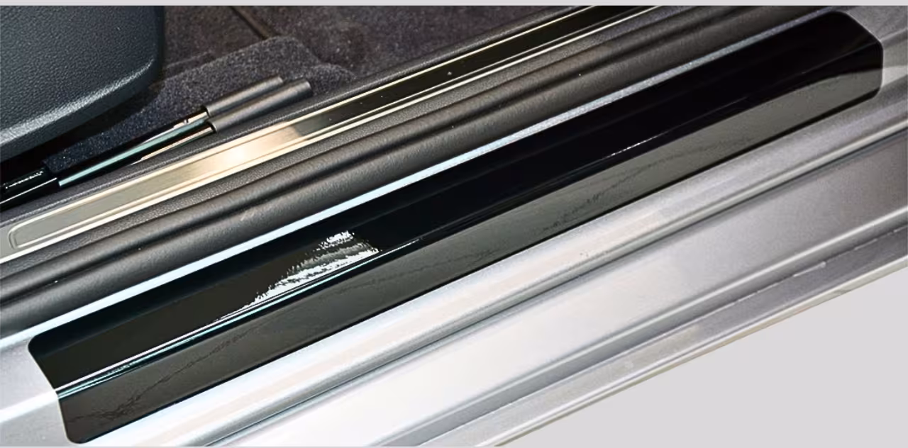 Einstiegsleisten Schutzfolien für VW GOLF 6 PLUS (BJ 2009–2014) aus PVC–Schutzfolie, schwarz glanz - VW GOLF 6 PLUS Einstiegsschutz Gesamtansicht, ...