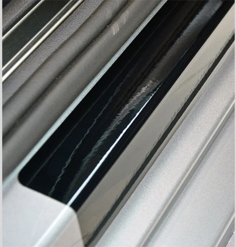 Einstiegsleisten Schutzfolien für MAZDA 2 (IV) XP21 (BJ 2022–) aus PVC–Schutzfolie, schwarz glanz - MAZDA 2 (IV) XP21 Einstiegs-Kantenschutz ...