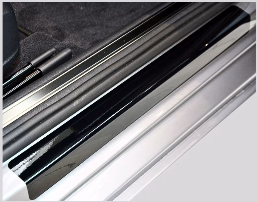 Einstiegsleisten Schutzfolien für VW GOLF 6 PLUS (BJ 2009–2014) aus PVC–Schutzfolie, schwarz glanz - VW GOLF 6 PLUS Schutz für Einstiege schwarz