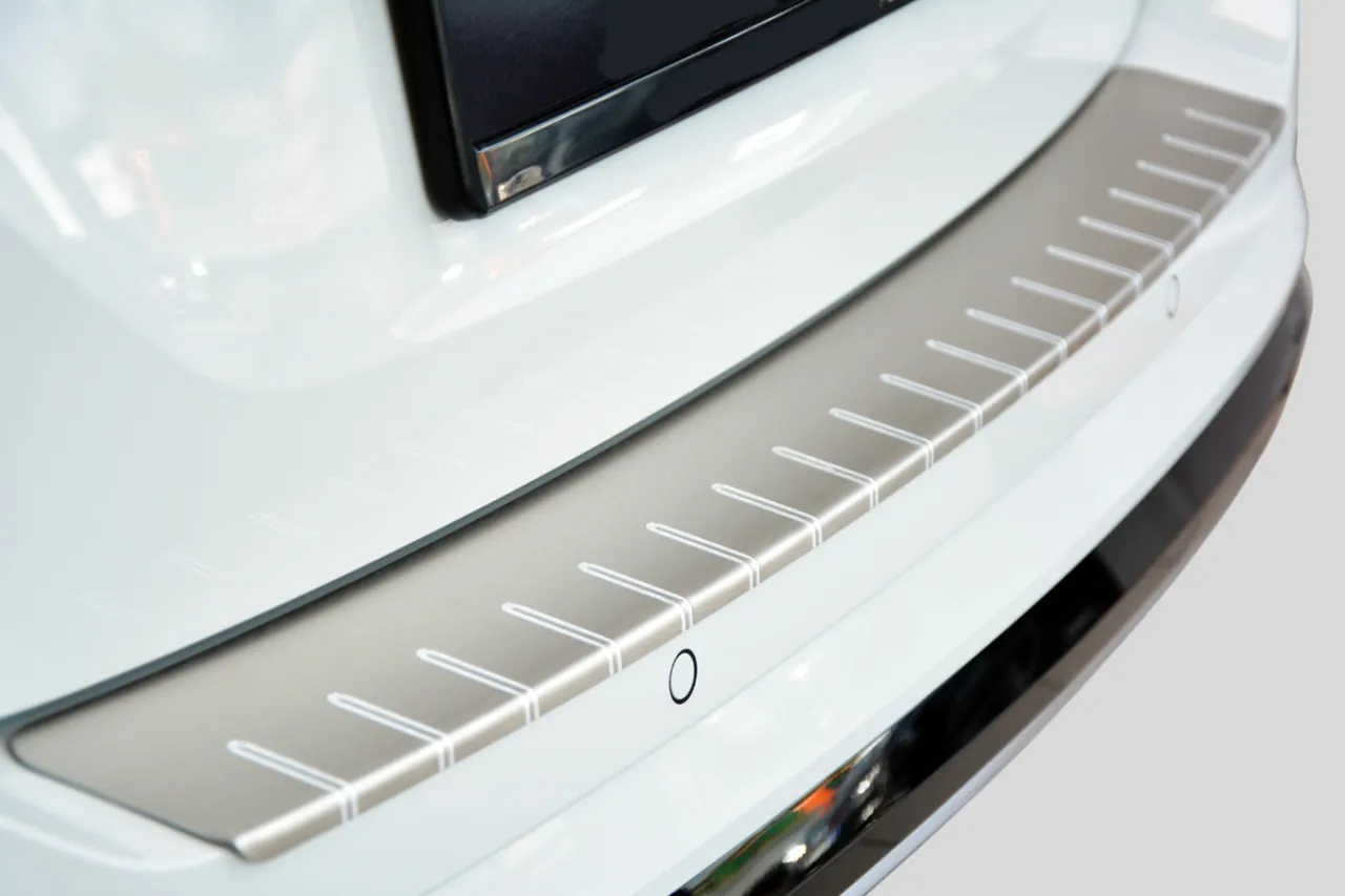 Ladekantenschutz für FORD KUGA 1 (BJ 2008–2013) – Aluminium eloxiert, gebürstet, mit Sicken und Abkantung - FORD KUGA 1 Kantenschutz mit moderner ...