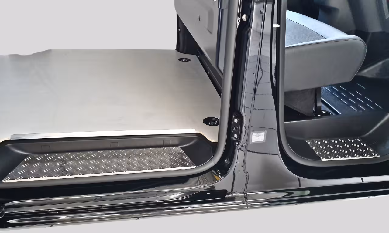 Trittbretter für RENAULT TRAFIC 3 4 Tuerer (BJ 2014–2019) – Aluminium–Riffelblech, extra robust mit Abkantung - RENAULT TRAFIC 3 4 Tuerer Auflagen ...