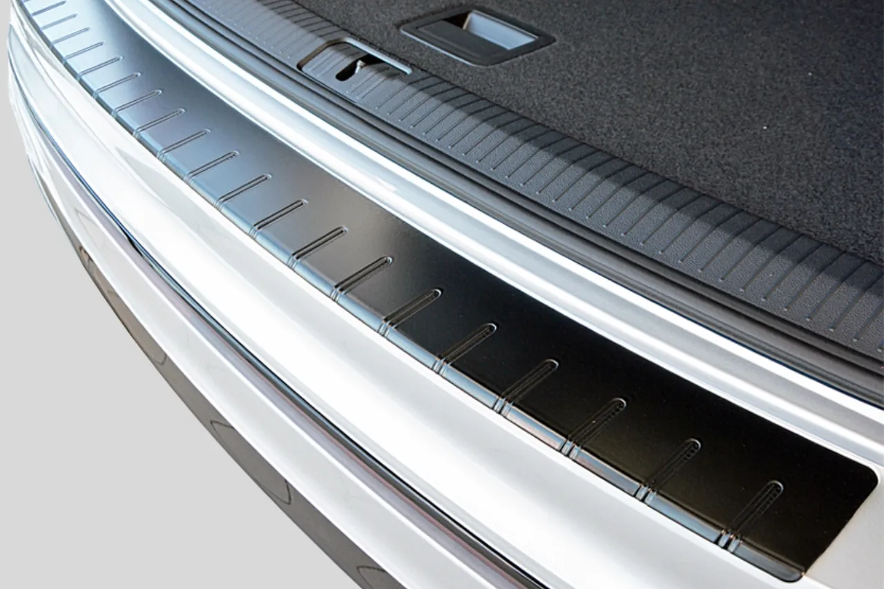 Ladekantenschutz für NISSAN QASHQAI J10 (BJ 2007–2014) – Aluminium eloxiert & pulverbeschichtet schwarz matt, mit Abkantung - NISSAN QASHQAI J10 ...