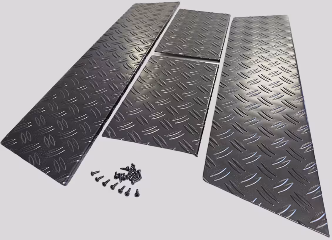 Trittbretter für RENAULT TRAFIC 2 4 Tuerer (BJ 2001–2014) – Aluminium–Riffelblech, extra robust & pulverbeschichtet in schwarz matt, mit Abkantung ...