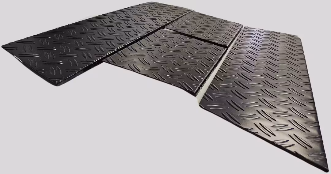 Trittbretter für RENAULT TRAFIC 2 4 Tuerer (BJ 2001–2014) – Aluminium–Riffelblech, extra robust & pulverbeschichtet in schwarz matt, mit Abkantung ...