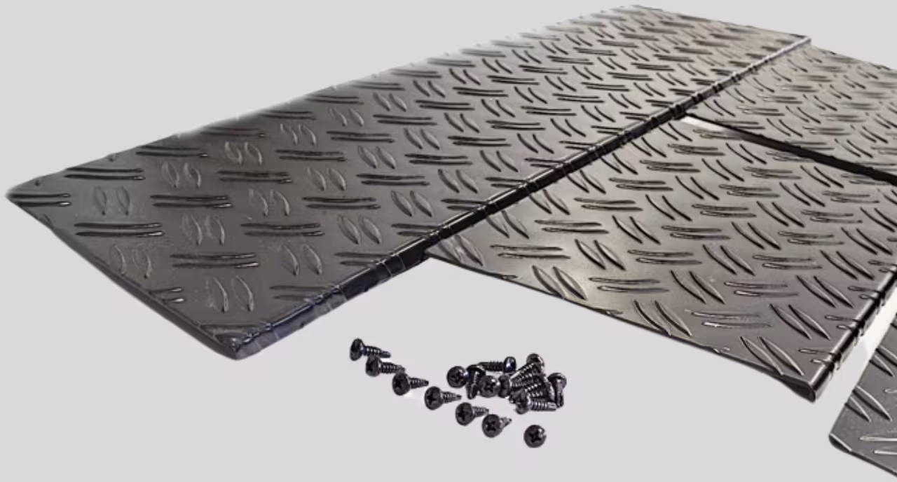 Trittbretter für RENAULT TRAFIC 2 4 Tuerer (BJ 2001–2014) – Aluminium–Riffelblech, extra robust & pulverbeschichtet in schwarz matt, mit Abkantung ...