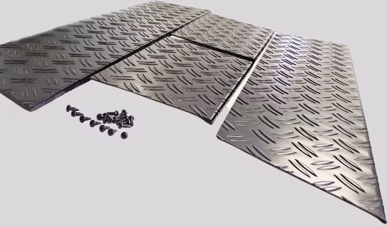 Trittbretter für RENAULT TRAFIC 2 4 Tuerer (BJ 2001–2014) – Aluminium–Riffelblech, extra robust & pulverbeschichtet in schwarz matt, mit Abkantung ...